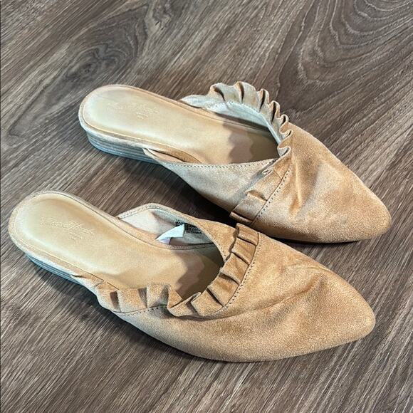 Universal Thread women’s Tan Mules Slip-On beige camel flats 6 suede work chic - Picture 2 of 6
